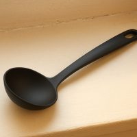 Cucharón de nylon negro